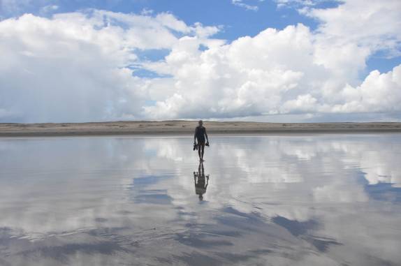 A água da chuva deixou a areia espelhada, no caminho entre Jeri e Tatajuba - CE